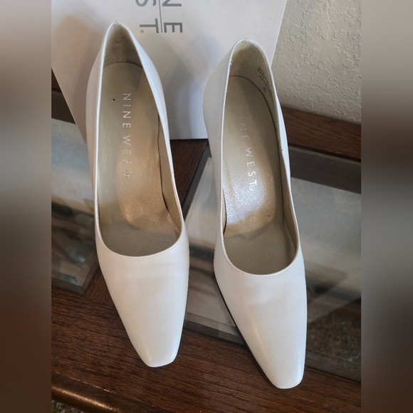 Nine West white leather classic pumps/heels. - Picture 2 of 5